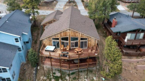 Lakefront Lodge by AvantStay Lakefront Cabin w Hot Tub
